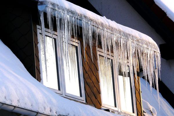 Eiszapfen an der Dachgaube